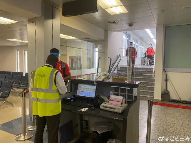 第53分钟，小伊布接后场长传球禁区左路下底横传打在卡拉布里亚手上裁判没有表示。